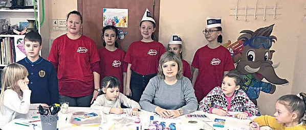 Специалисты ростовского отделения Всероссийского общества глухих и Красного креста становятся частыми гостями «Границ.НЕТ». На мастер-классах дети учатся и самостоятельности, в окружении друзей работать еще веселее и интереснее. Фото из архива Специалисты ростовского отделения Всероссийского общества глухих и Красного креста становятся частыми гостями «Границ.НЕТ». На мастер-классах дети учатся и самостоятельности, в окружении друзей работать еще веселее и интереснее. Фото из архива