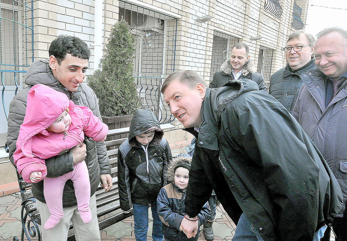 Секретарь генсовета «Единой России» Андрей ТУРЧАК расспросил беженцев о том, как они устроились, в чем нуждаются в первую очередь.