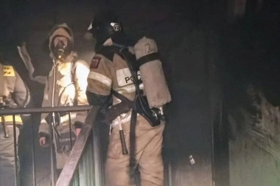 Для вывода людей из горящего помещения понадоблась помощь звена газодымозащитной службы. Источник фото: ГУ МЧС по Ростовской области