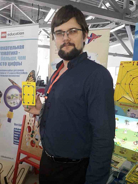 Роман продемонстрировал нам игру-шнуровку. Все просто и на первый взгляд непривлекательно, а детвора 2–4 лет может сидеть за ней долго-долго.