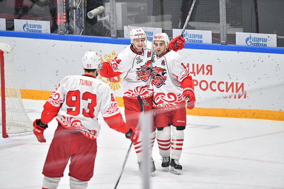 «Кондоры» празднуют забитую шайбу в ворота «Тамбова».