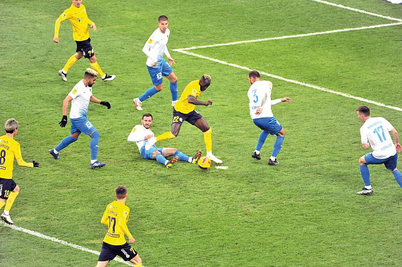 Али СОУ (в центре) постоянно оттягивал на себя защитников «Сочи».