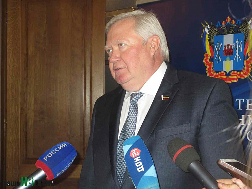 Юрий ДРОНОВ, заместитель председателя комитета Заксобрания Ростовской области по социальной политике, труду, здравоохранению и межпарламентскому сотрудничеству: «На предприятиях, где внедрили проект «Нулевой травматизм», несчастных случаев стало меньше». Юрий ДРОНОВ, заместитель председателя комитета Заксобрания Ростовской области по социальной политике, труду, здравоохранению и межпарламентскому сотрудничеству: «На предприятиях, где внедрили проект «Нулевой травматизм», несчастных случаев стало меньше».