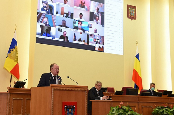 Обсужадется проект областного бюджета. На трибуне А. Харченко. Источник фото: Законодательное собрание Ростовской области.. 