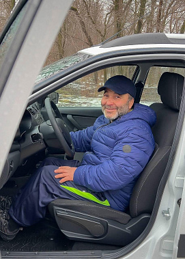 В Новочеркасске бывшие воспитанники тренера по борьбе подарили ему новый автомобиль
