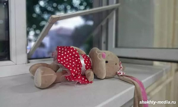 В Шахтах из окна выпал пятилетний мальчик