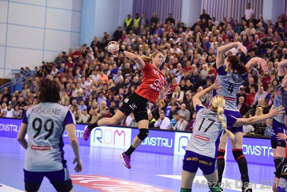 Румынки - в атаке, ростовчанки - в обороне...