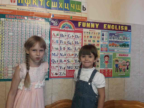 Вся кухня увешана у Абрамовых правилами и схемами. Есть свободная минута – все за повторение.