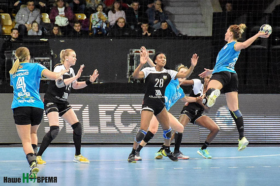 В первом тайме грозные атаки румынок дончанки (темная форма) сдерживали с большим трудом.