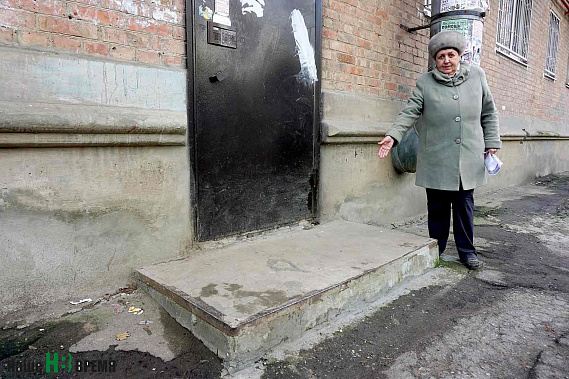 Людмила Криволапова, жительница дома 48/3 на улице Ленина: «Уют» отремонтировал цоколь дома, ступеньки в трех подъездах, вовремя реагировал на заявки жильцов! Мы не хотим другую управляющую компанию! Зачем она нам?» Людмила Криволапова, жительница дома 48/3 на улице Ленина: «Уют» отремонтировал цоколь дома, ступеньки в трех подъездах, вовремя реагировал на заявки жильцов! Мы не хотим другую управляющую компанию! Зачем она нам?»