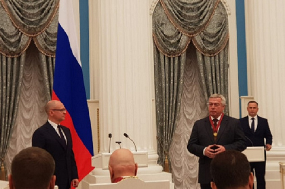 Вручение донскому губернатору ордена в Кремле. Источник фото: пресс-служба губернатора Ростовской области..