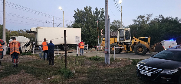 Спасатели в Миллеровском районе деблокировали чудом уцелевшего после ДТП с поездом водителя грузовика