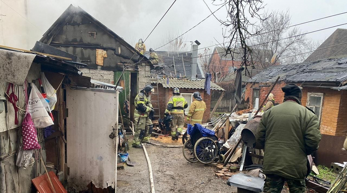 Фото с места пожара предоставлено пресс-службой ГУ МЧС России по РО