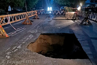 В центре Каменска-Шахтинского в очередной раз возник провал на дороге