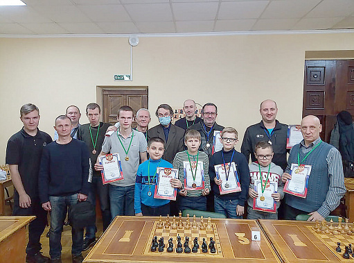 Призеры массового блица, который прошел в клубе «Слоненок» и был приурочен ко Дню прав человека.