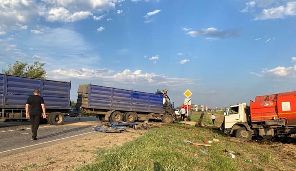 На обходной дороге Волгодонска столкнулись два большегруза