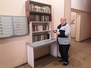 В Ростове жители многоэтажки создали библиотеку на доверии