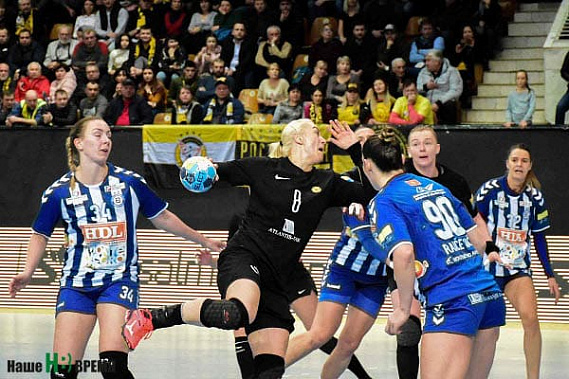 В атаке – лучший игрок матча Анна СЕНЬ.