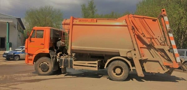 Лихач на мусоровозе сбил подростков