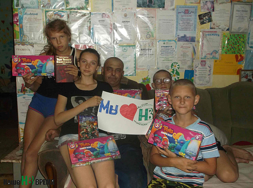 После встречи Быстряковы добавили свои фотографии в альбом «Я с НВ»: «Спасибо за подарки. Очень рады были общению! Дети от книг и сувениров в восторге!»