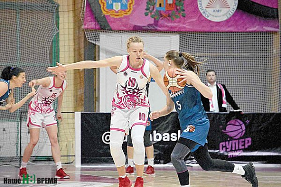 Атаку «Казаночки» блокирует Анастасия МАКСИМОВА (№ 10).