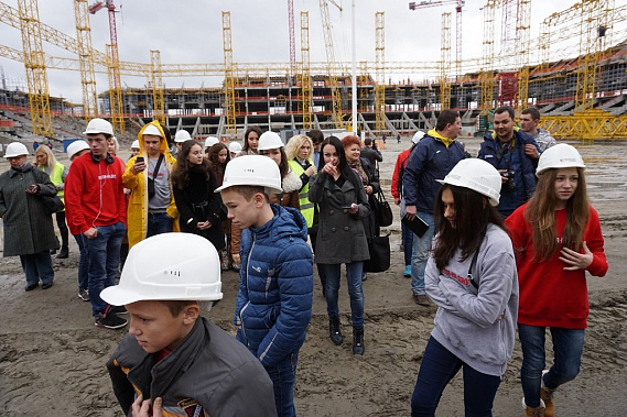 Виктория Лопырева с детьми проинспектировали строительство «Ростов-Арены»