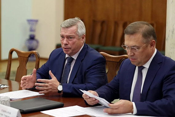 В. Гончаров (справа) становится советником губернатора В. Голубева. Источник фото: 