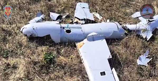 Обломки украинского дрона, сбитого огнем дежурного подразделения российской ПВО. Источник фото: «Известия».