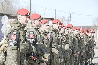 Люди в красных беретах