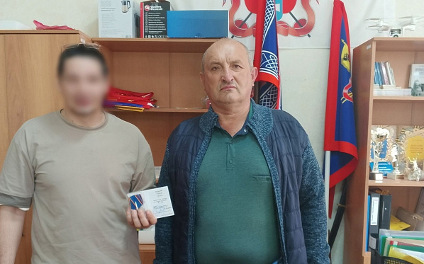  Участнику СВО из Егорлыкского района вручили казачью награду