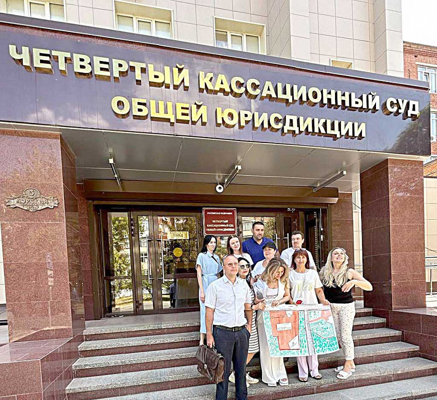 Защитники рощи просили обязательно отметить работу адвоката Романа Будюкина, который грамотно и честно вел дело (на фото – первый слева). 