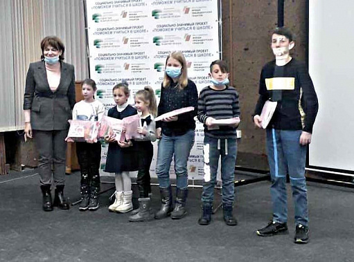 На подведении итогов работы проекта детям из многодетных семей были вручены подарки – от предпринимателей. Не просто приятные, но и нужные. Детям подарили канцелярские наборы. В больших семьях канцелярских принадлежностей много не бывает.