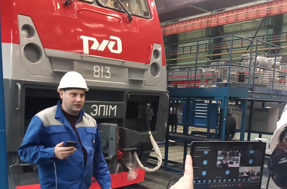 Во время онлайн-урока на НЭВЗЕ. О работе производства школьникам Рассказывает Дмитрий Недлин. Фото Анны Семенюк..