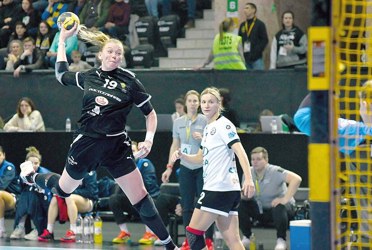 Ворота «Лады» атакует Ксения МАКЕЕВА.