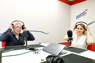 Андрей Константинов, ведущий утренней и спортивной программ и Виктория Мартыненко – ведущая и редактор тематических программ на радио.