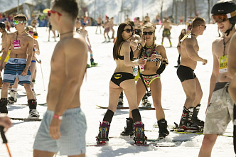 Рекорды бьют лыжники... без штанов