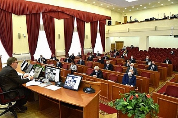 Как и ряд предыдущих, 34-е заседание донского парламента прошло в смешанном формате. Часть депутатов находилась в зале, а другая часть принимала участие в заседании посредством видеоконференц связи. Источник фото: Законодательное собрание Ростовской облас