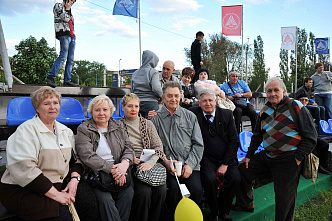 На поляне перед физфаком ЮФУ собрались те,  кто в разное время окончил университет