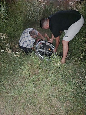 В Зерноградском районе инвалид-колясочник упал в брошенную коммунальщиками канаву