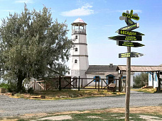 Указатель возле маяка сориентирует где и что. 