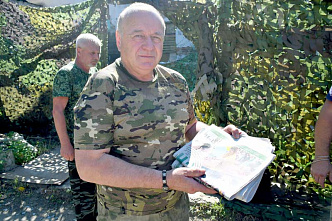 В первую очередь бойцы разобрали привезенные газеты...