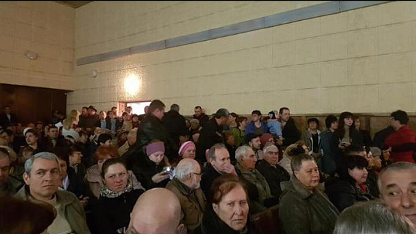 В зале сельского ДК во время схода.