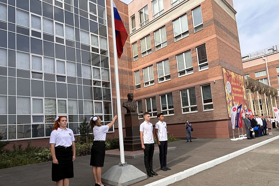 1 сентября в первом модуле школы №77 в микрорайоне Суворовский в 2022 году. Фото: donland.ru