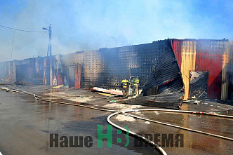 В Аксайском районе сгорели склады рядом с рынком «Классик». 