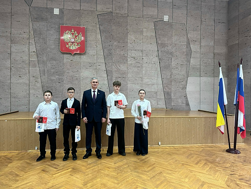 Ростов-на-Дону: 11 юных октябрьцев получили первые паспорта