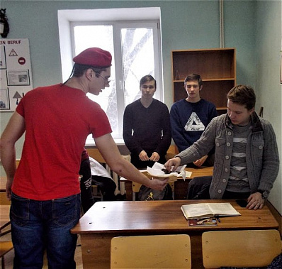 Каменские юнармейцы попробовали сами и угостили сверстников хлебом, выпеченным по одной из блокадных рецептур. Каменские юнармейцы попробовали сами и угостили сверстников хлебом, выпеченным по одной из блокадных рецептур.
