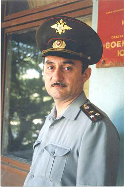 Один из «постояльцев» у входа в «Отель» - Владимир Назаров. 2014 г.