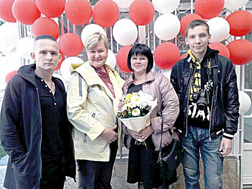 Фото на память. Студент-волонтер Кирилл ЯЗЫКОВ, руководитель проекта «Мамин день» Лидия КАСИНОВА, Елена СЕРГЕЕВА и фотограф колледжа Максим СИМАКИН. Фото на память. Студент-волонтер Кирилл ЯЗЫКОВ, руководитель проекта «Мамин день» Лидия КАСИНОВА, Елена СЕРГЕЕВА и фотограф колледжа Максим СИМАКИН.