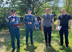Красносулинцев, спасших из пожара троих детей, наградили