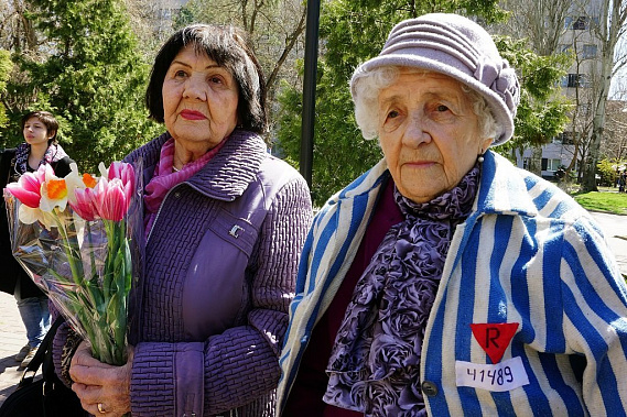 Через века, через года помните!